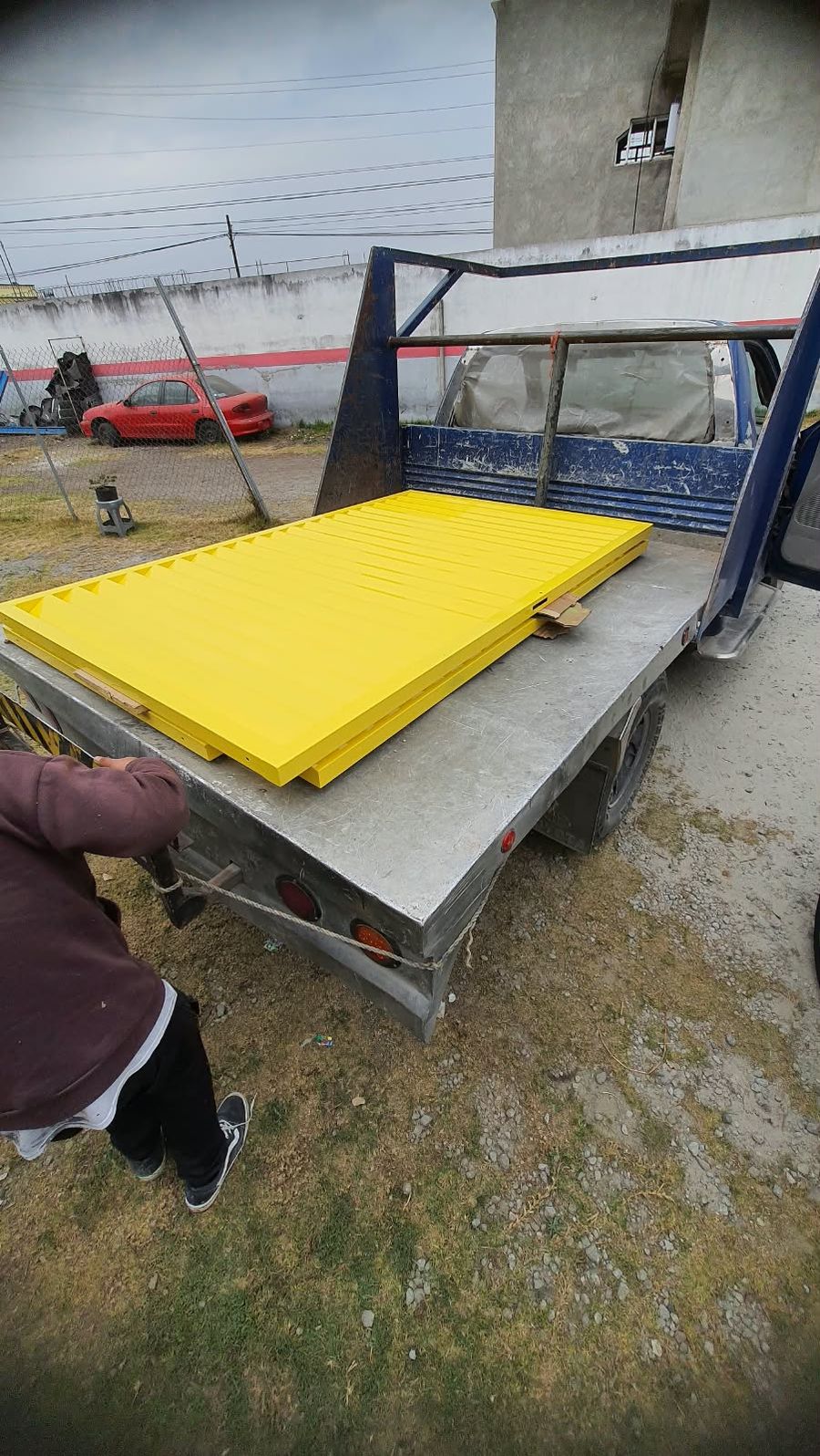 Paneles de celosía pintados de amarillo sobre la plataforma de una camioneta